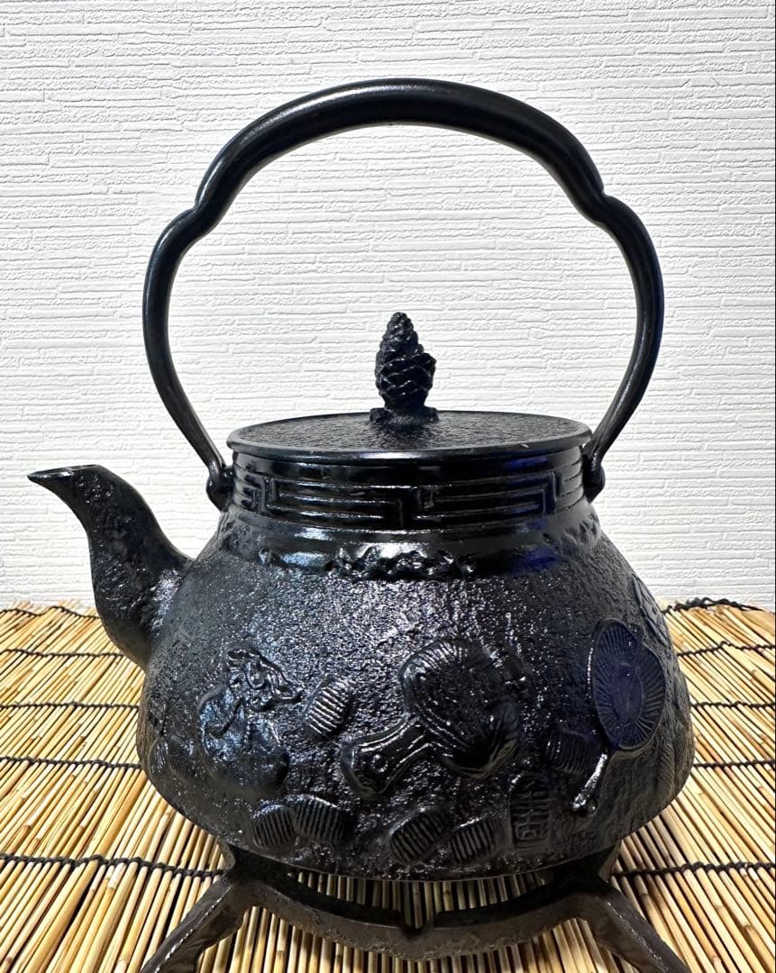 未使用品、供箱、栞付　南部岩鋳四代目清末作 　真作保証　１８型コシキ宝　南部鉄瓶