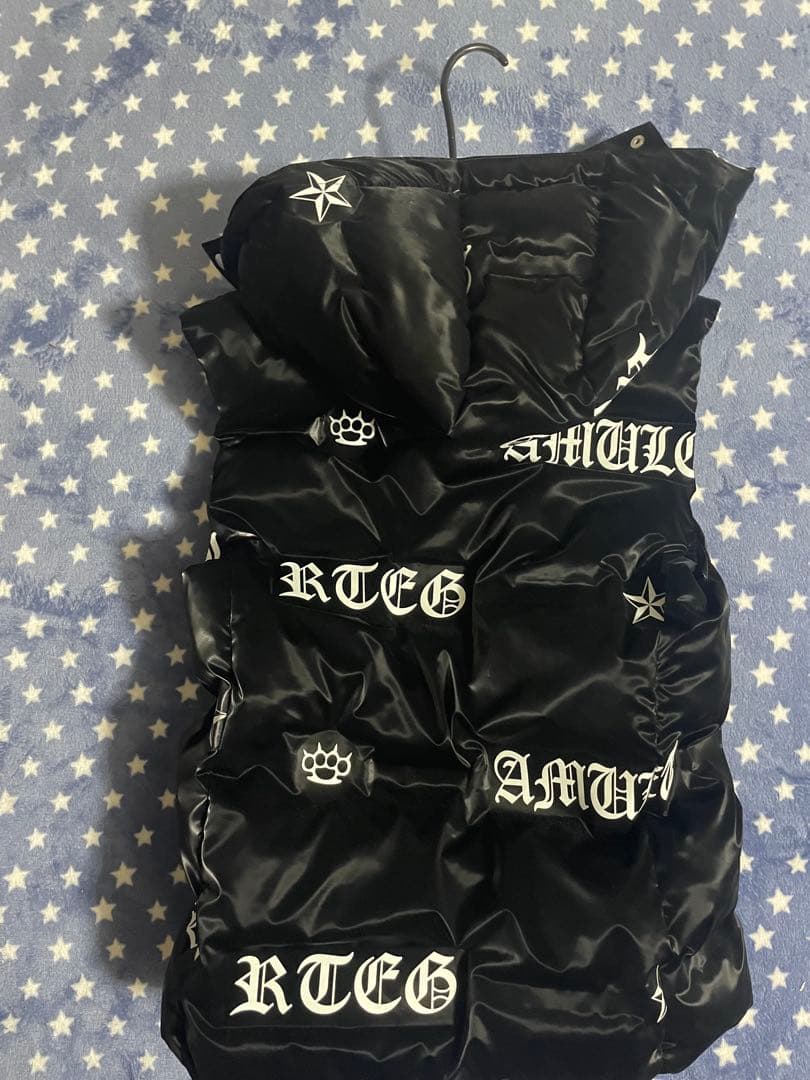 黒のロゴプリントダウンベスト