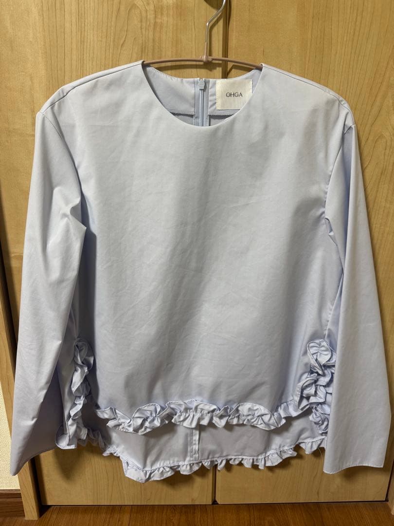 美品！完売品 OHGAオーガ　裾フリルブラウス　サックスカラー