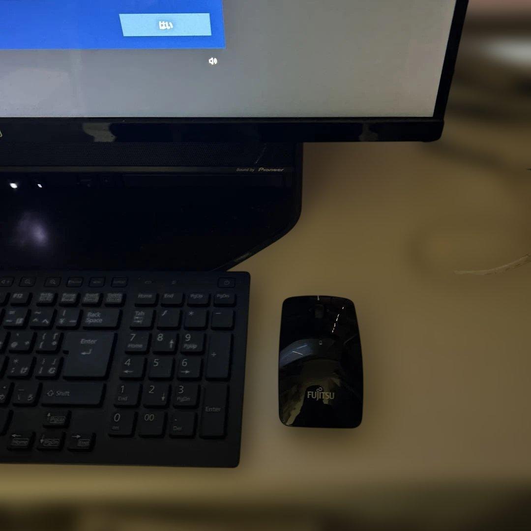 FUJITSU 富士通　FMVF90B2B 一体型パソコン　初期化済み