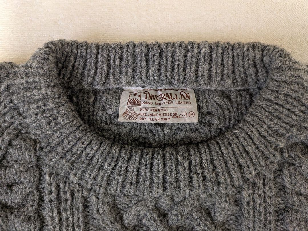 Inverallan グレー ケーブルニットセーター