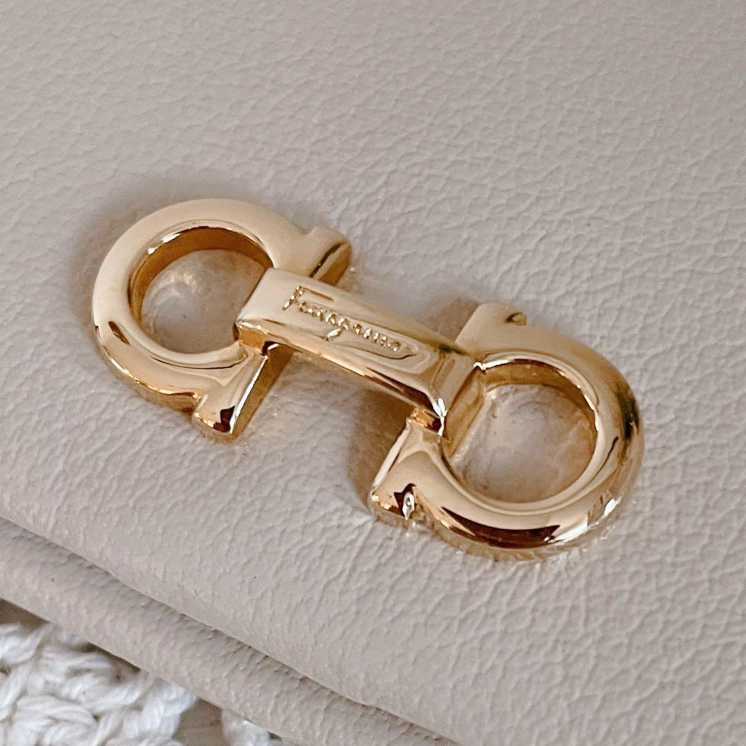 新品同様　サルヴァトーレフェラガモ長財布 ゴールド金具 ベージュ