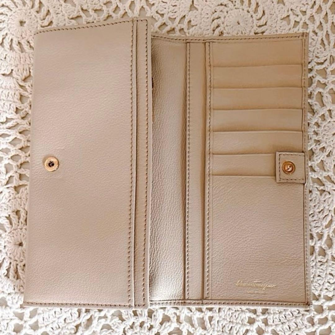 新品同様　サルヴァトーレフェラガモ長財布 ゴールド金具 ベージュ