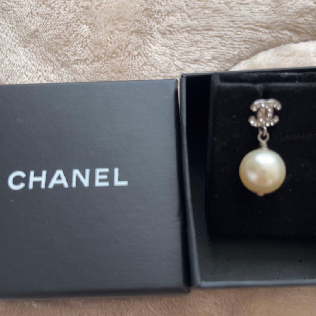 CHANEL パールピアス ロゴチャーム付き　片耳