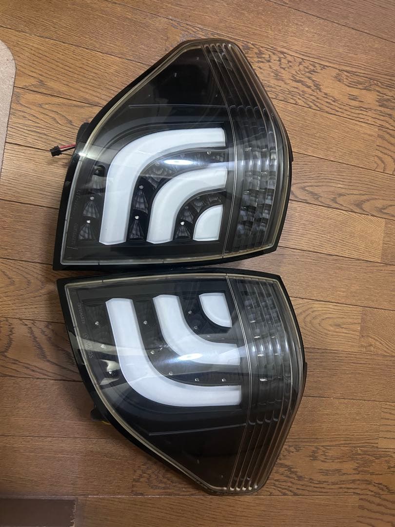 20アルファード ヴェルファイアクリスタルアイLEDテールランプ スモークレンズ