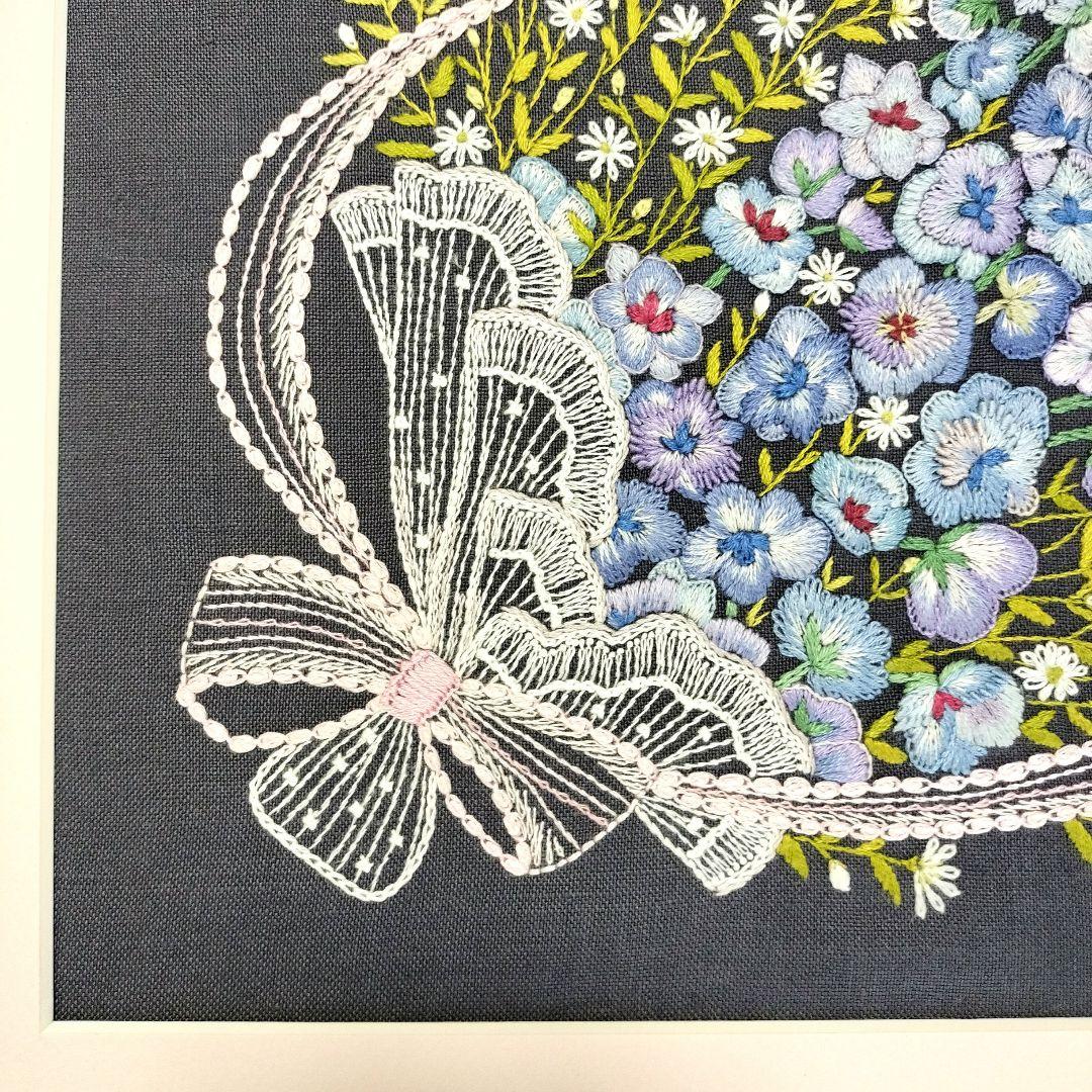 戸塚刺繍　デルフィニウムと孔雀草　フレームつき　ハンドメイド