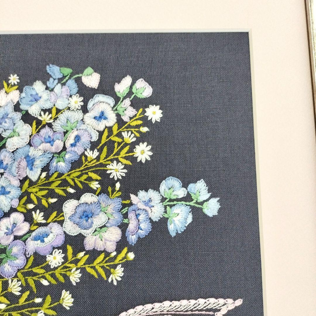 戸塚刺繍　デルフィニウムと孔雀草　フレームつき　ハンドメイド