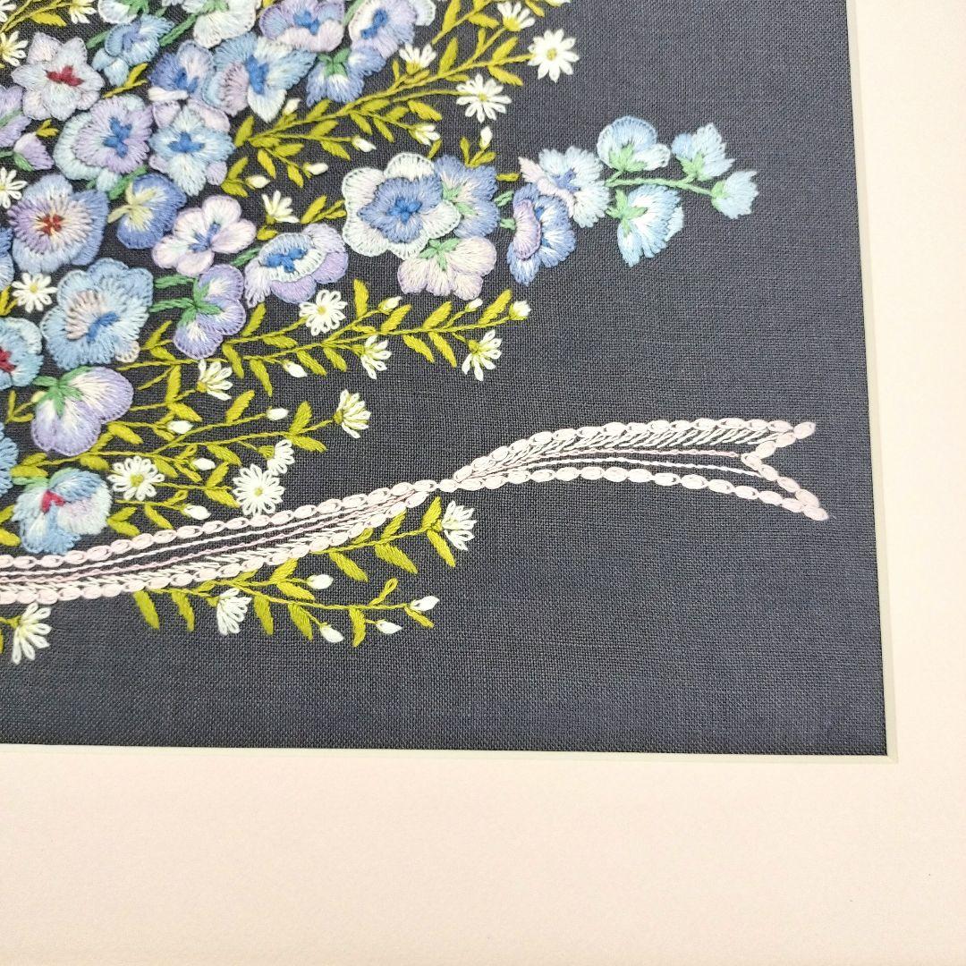戸塚刺繍　デルフィニウムと孔雀草　フレームつき　ハンドメイド