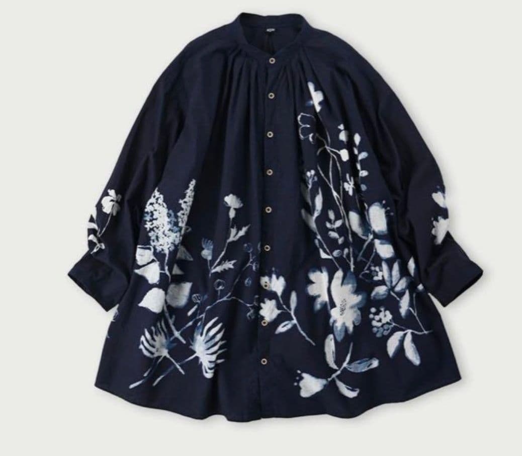 45R 墨絵フラワープリントブラウス（インディゴ）