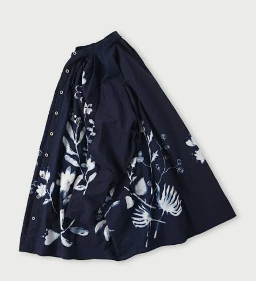 45R 墨絵フラワープリントブラウス（インディゴ）