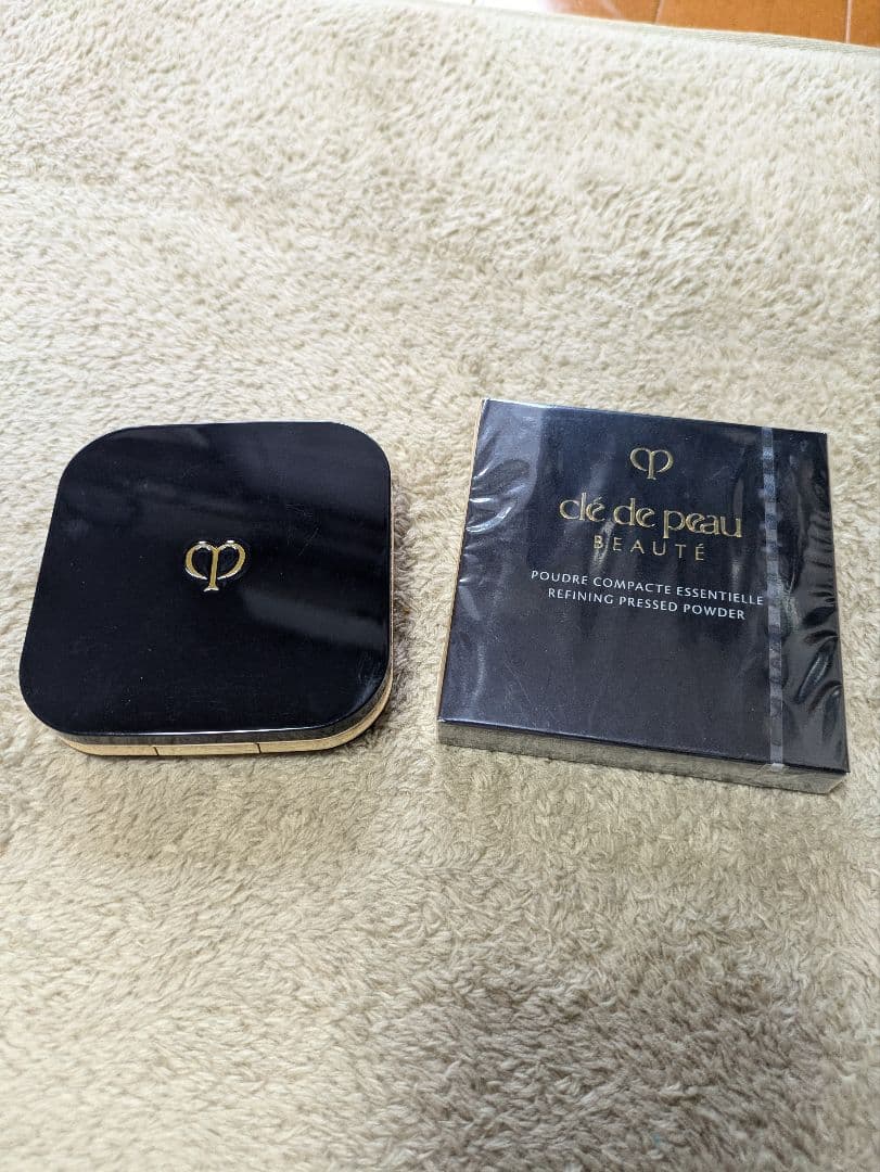 クレ・ド・ポーボーテ　プードルコンパクトエサンシェル　本体とレフィル（新品）