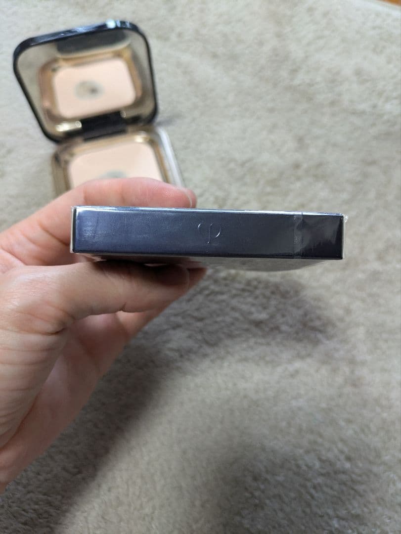 クレ・ド・ポーボーテ　プードルコンパクトエサンシェル　本体とレフィル（新品）