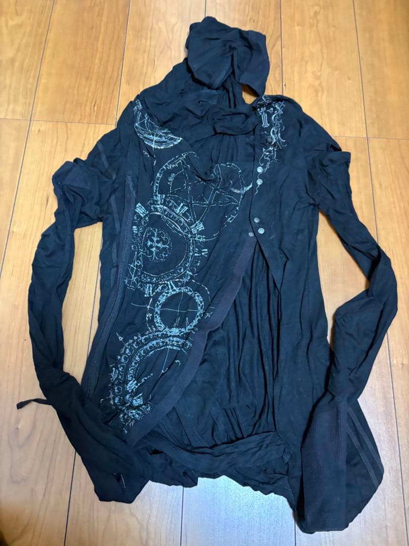 フード付きブラック長袖カットソー