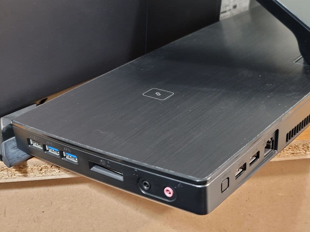 ron　FUJITSU ESPRIMO WH77/M i7/8GB/2TB