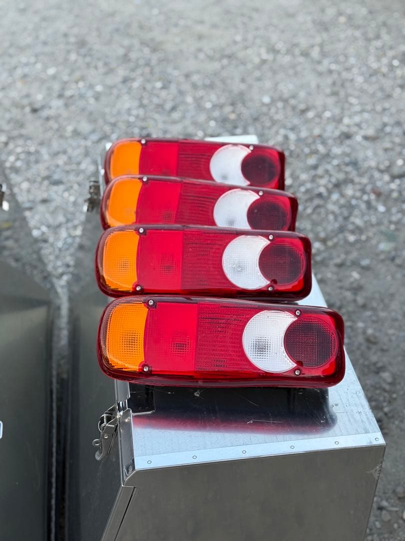 UDトラック（クオン）純正テールランプ左右 8個のセット