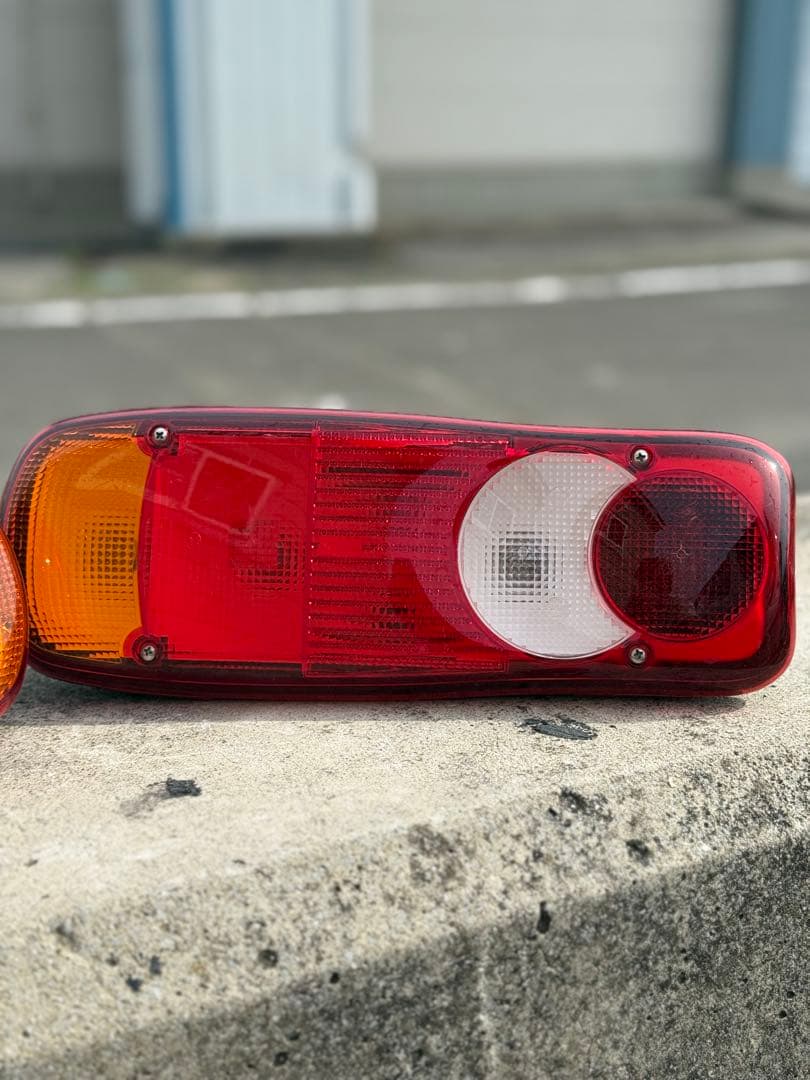 UDトラック（クオン）純正テールランプ左右 8個のセット