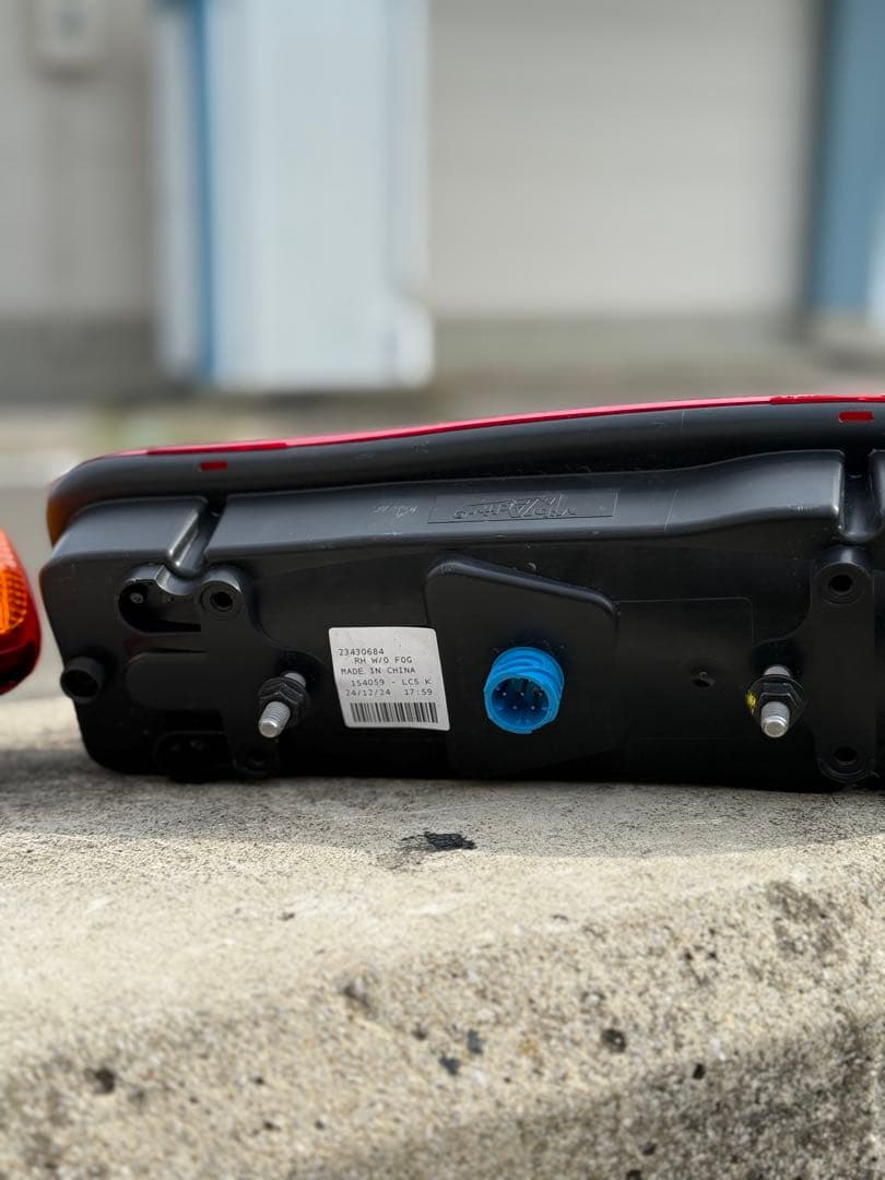 UDトラック（クオン）純正テールランプ左右 8個のセット