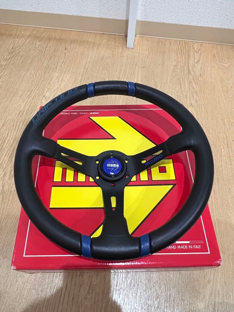 MOMO ステアリングホイール