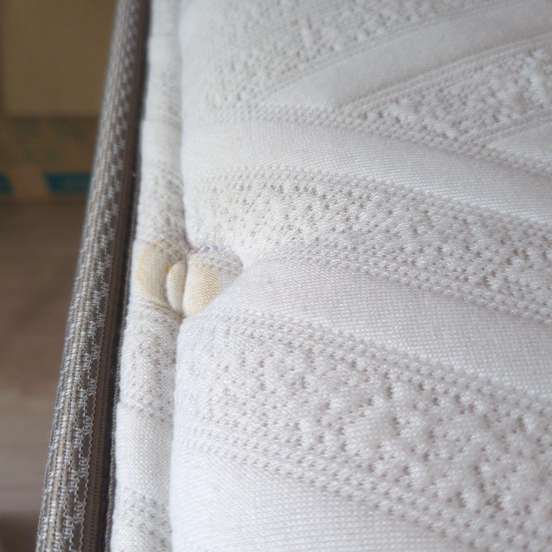 ニトリ　クイーンサイズベッドフレーム (マットレス付き)