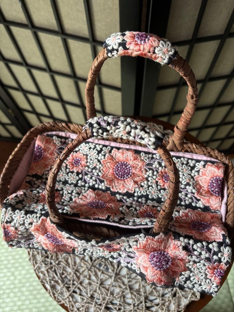 花柄インド刺繍リボン付きボックス型山葡萄バッグ