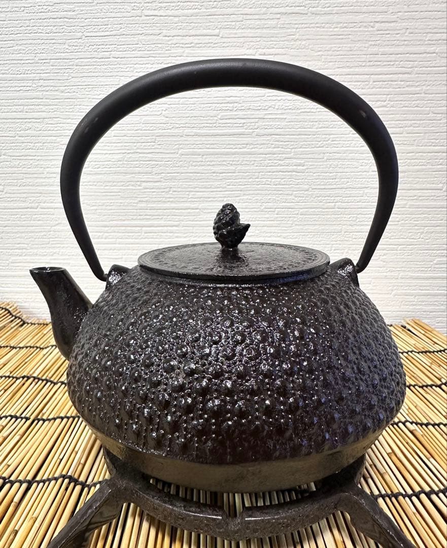 未使用品　岩手県奥州水沢幸工芸　現代の名工 佐藤勝久造　丸平型亀甲霰　南部鉄瓶