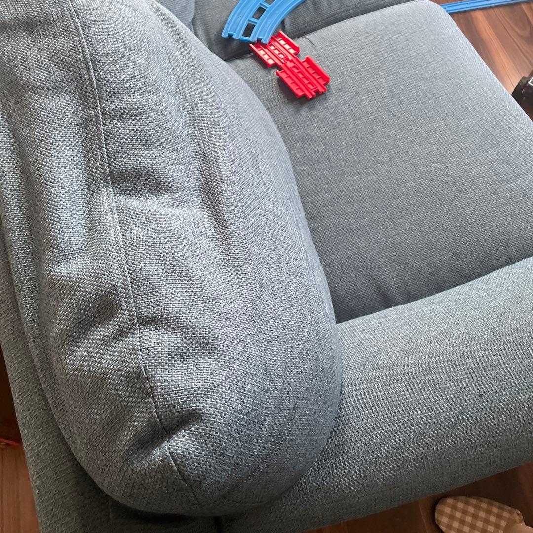 シンプルデザインの2人掛けソファ