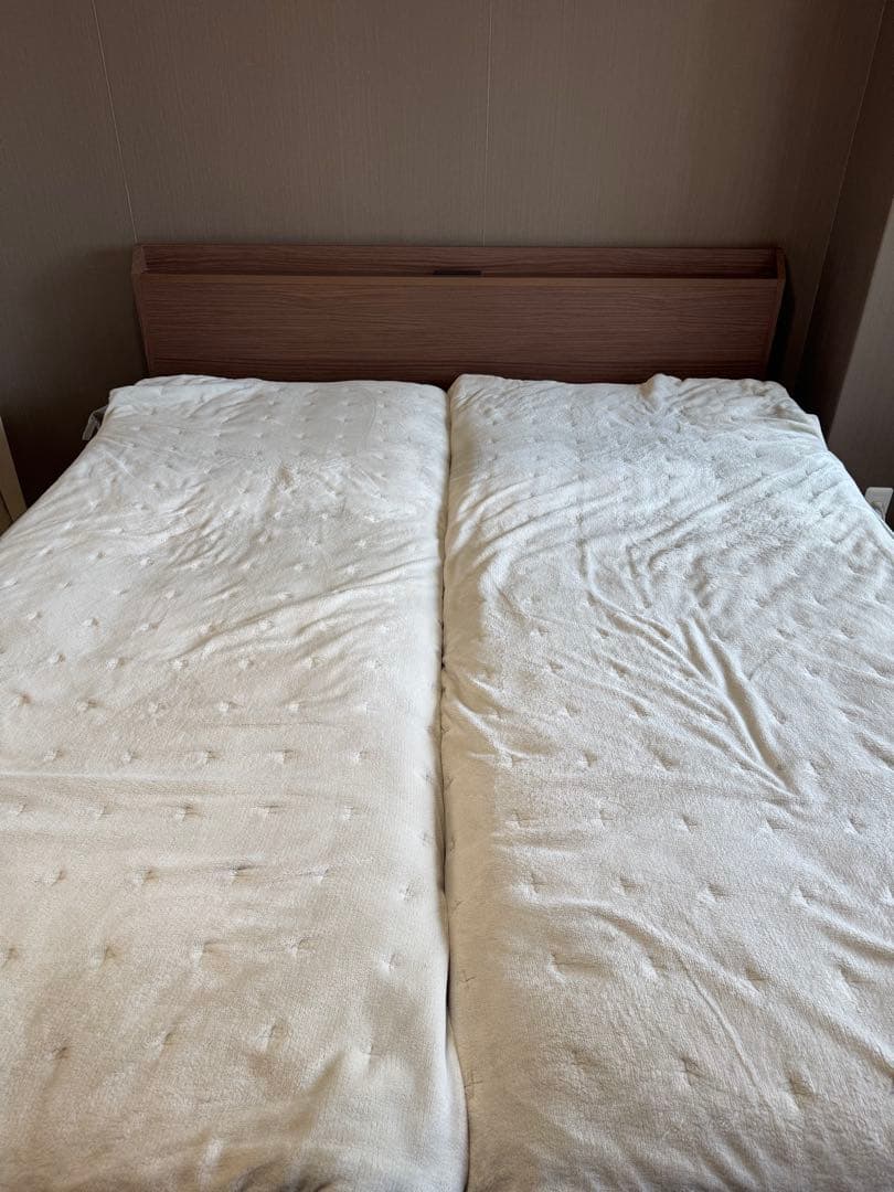 ゆーたニトリ/クイーンサイズベッドフレーム/収納・コンセント付/