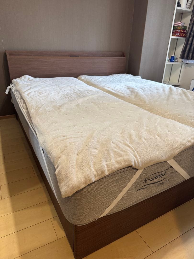 ゆーたニトリ/クイーンサイズベッドフレーム/収納・コンセント付/