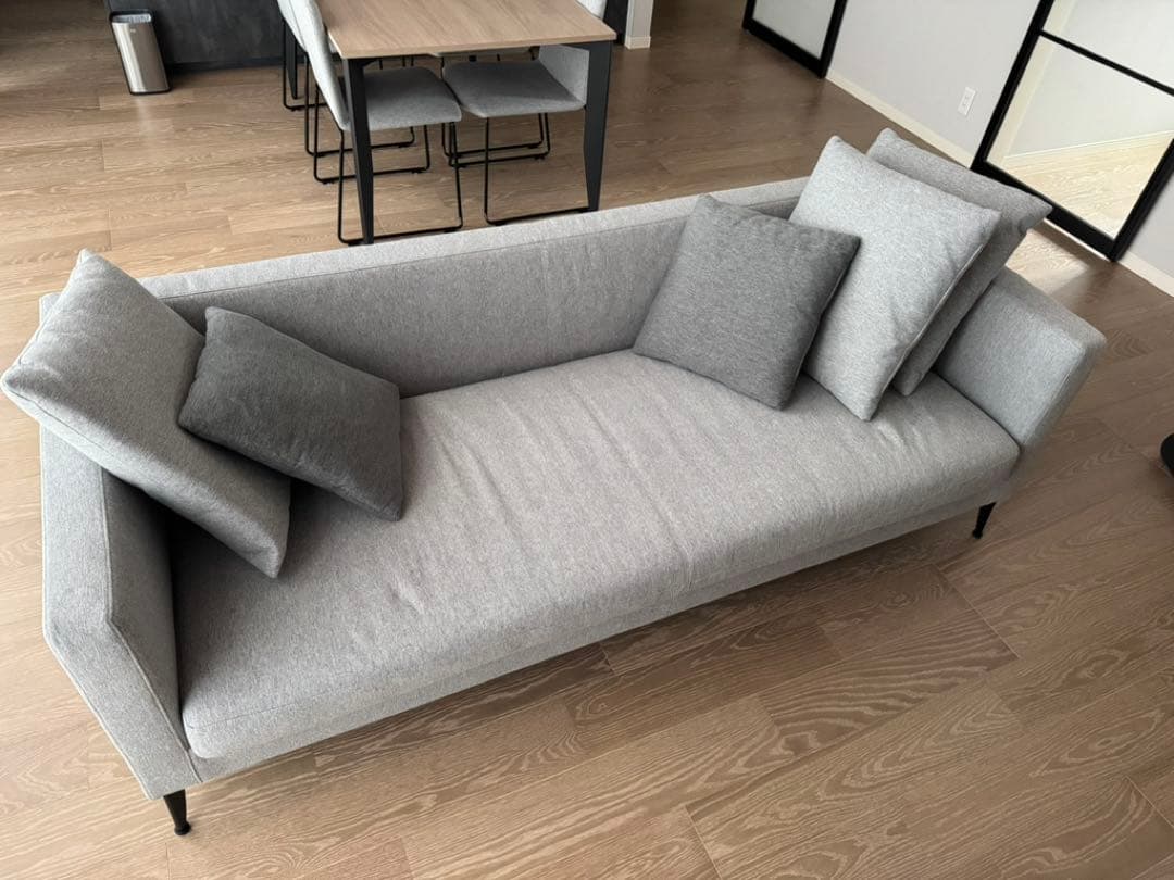 【エーディコア・ディバイズ】3人掛けソファ（クッション5個付き）、送料込み