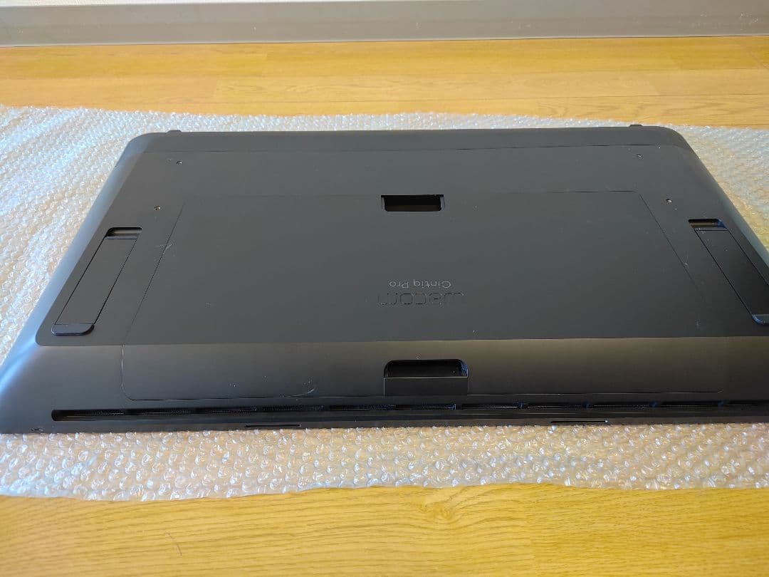 Wacom Cintiq Pro 24 DTH-2420 Flex Arm付き