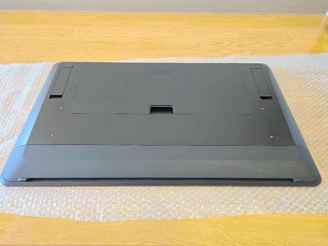 Wacom Cintiq Pro 24 DTH-2420 Flex Arm付き