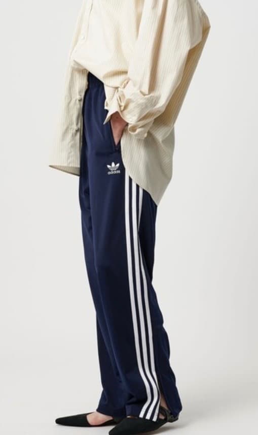 アディダス　トラックパンツ