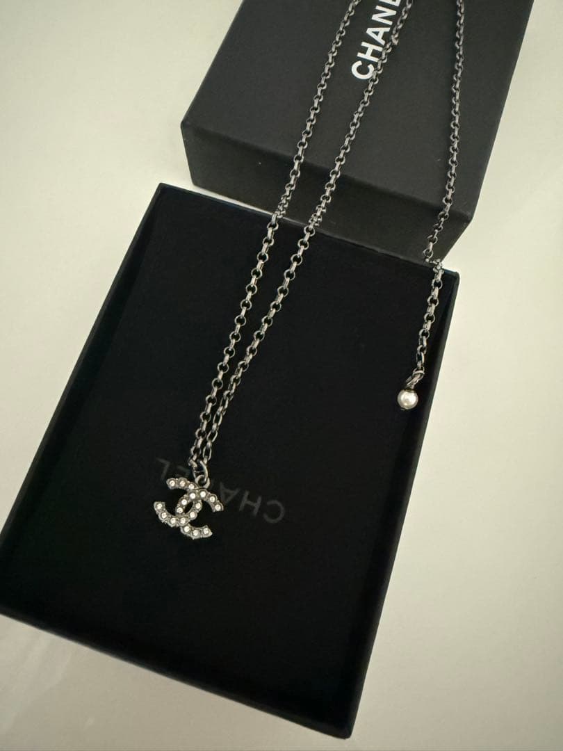 CHANEL シルバー ロゴネックレス