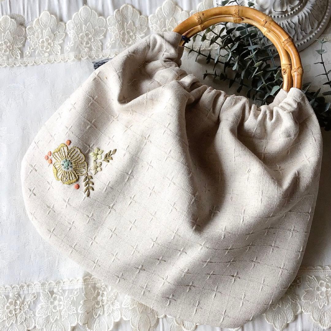 レトロフラワーのバンブーバック　手刺繍　ハンドメイド