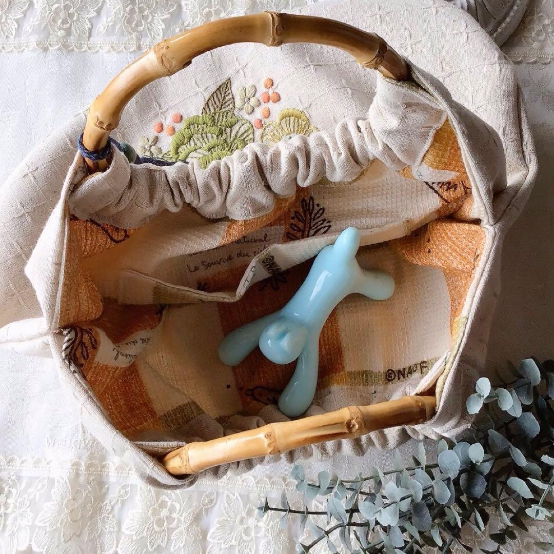 レトロフラワーのバンブーバック　手刺繍　ハンドメイド