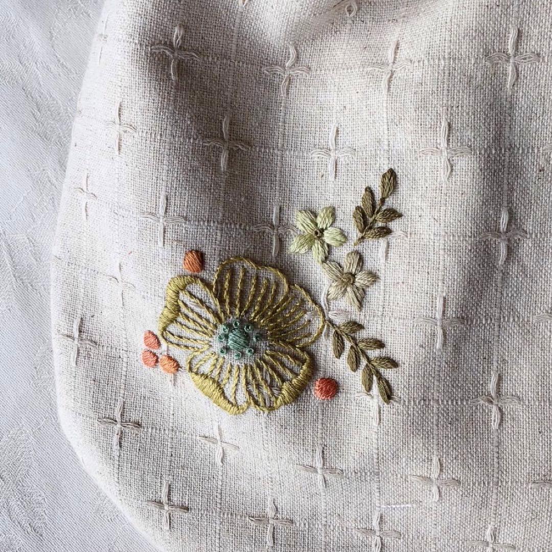 レトロフラワーのバンブーバック　手刺繍　ハンドメイド