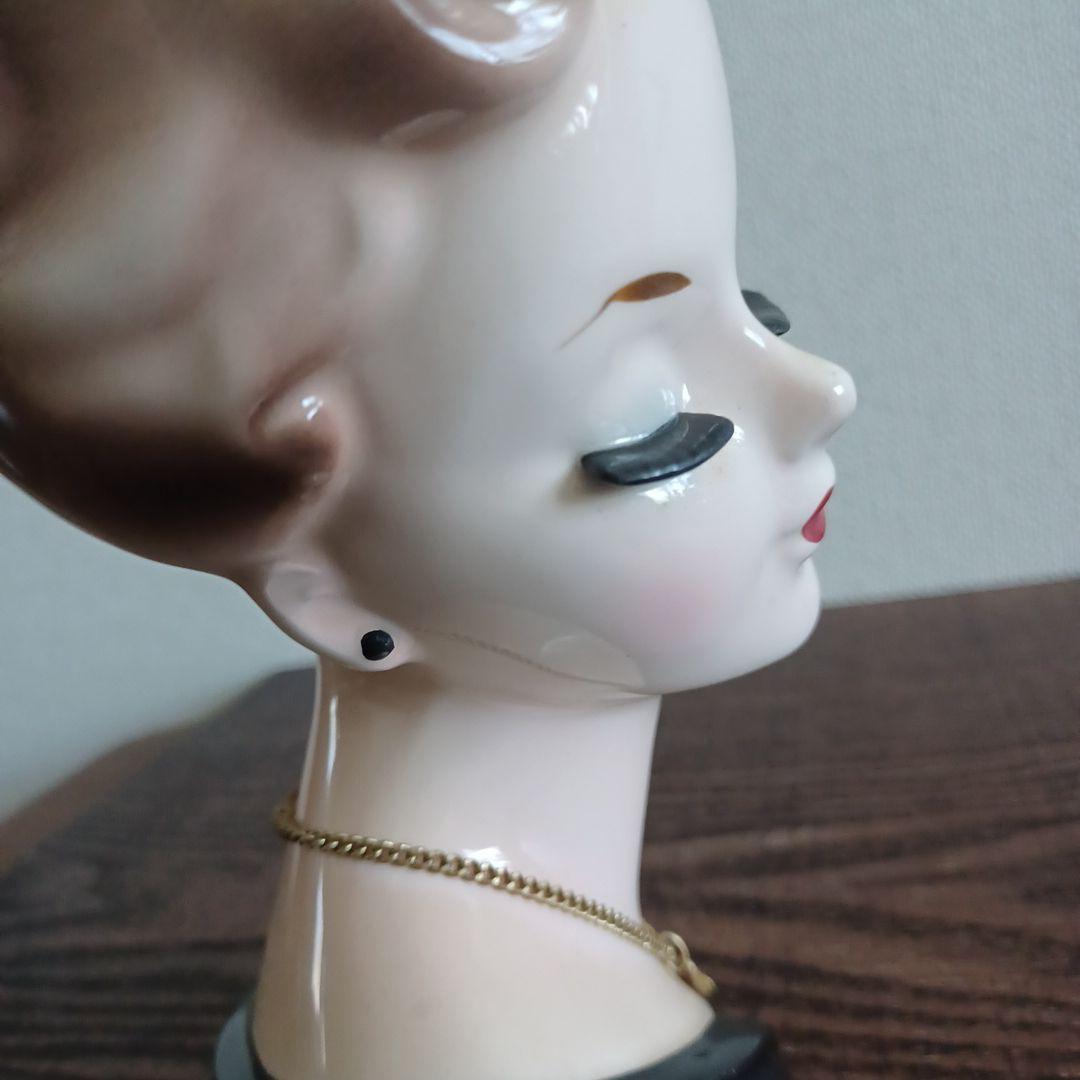 ビンテージ レディヘッドベース 陶器製の置物花瓶　黒のドレスにハートのネックレス