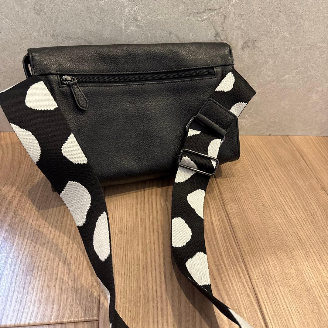 ear パピヨネ◾️本革　軽量470g ボディバッグ 黒 ドット柄ストラップ◾️