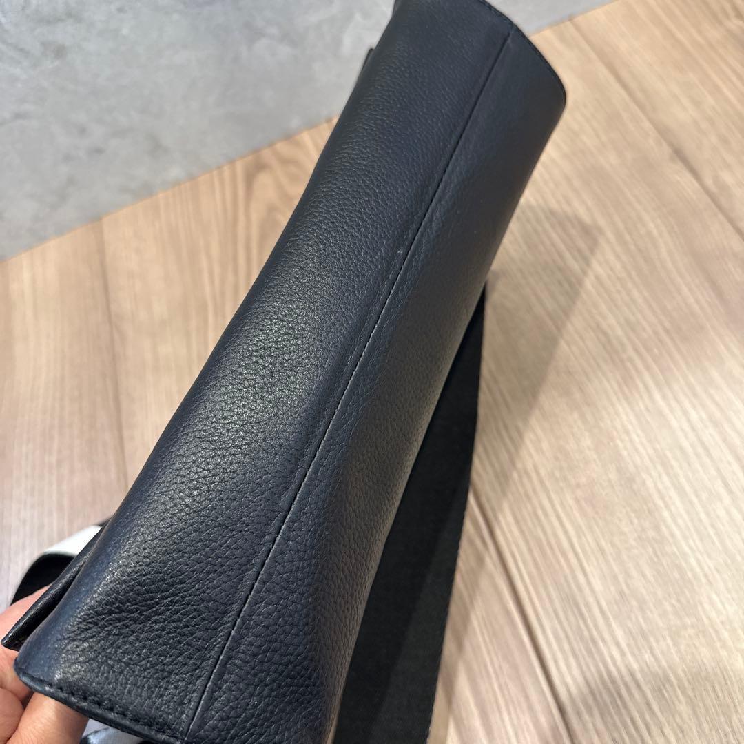 ear パピヨネ◾️本革　軽量470g ボディバッグ 黒 ドット柄ストラップ◾️