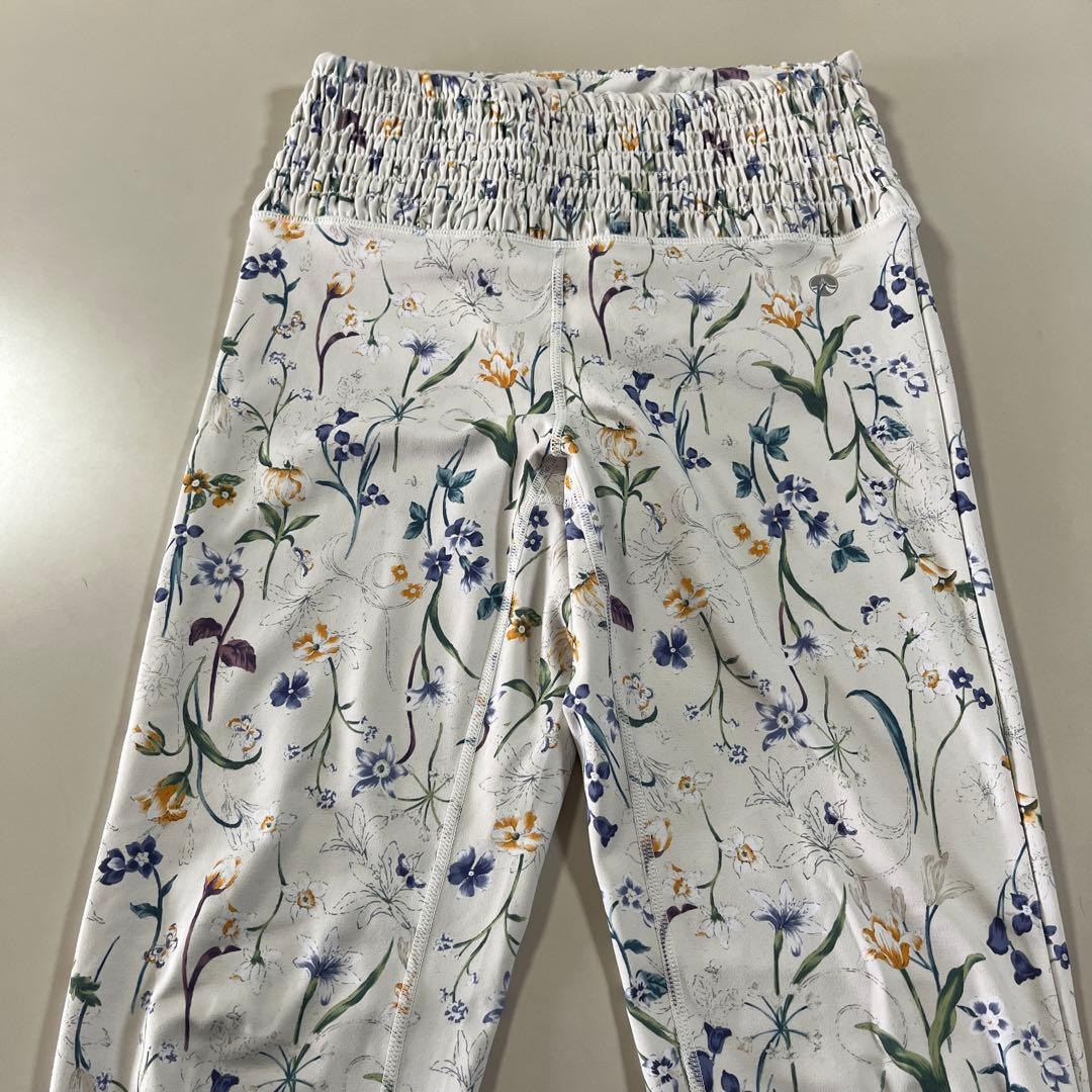 スカーラ　ボタニカルシャーリングブラトップ＆レギンス　ホワイトM