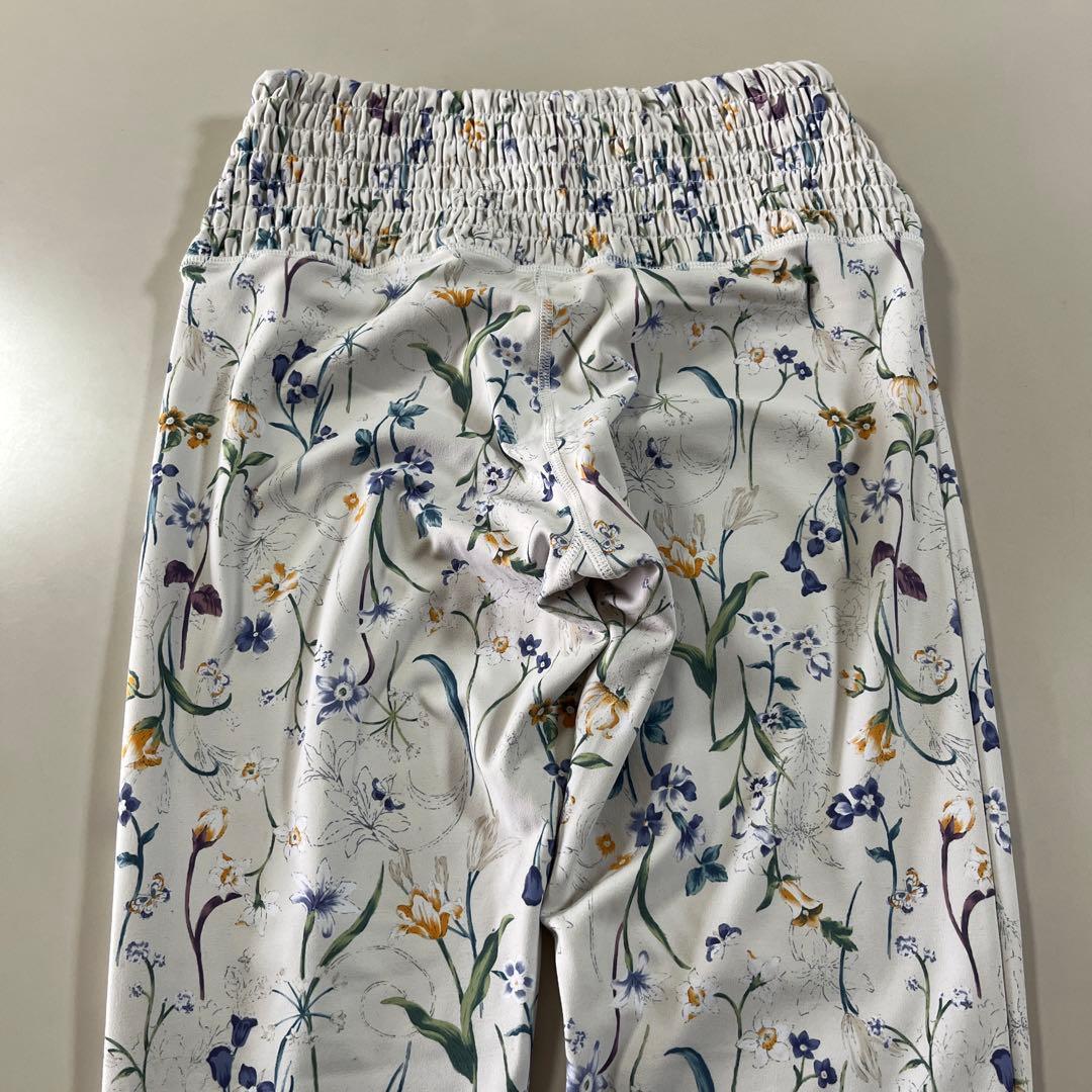 スカーラ　ボタニカルシャーリングブラトップ＆レギンス　ホワイトM