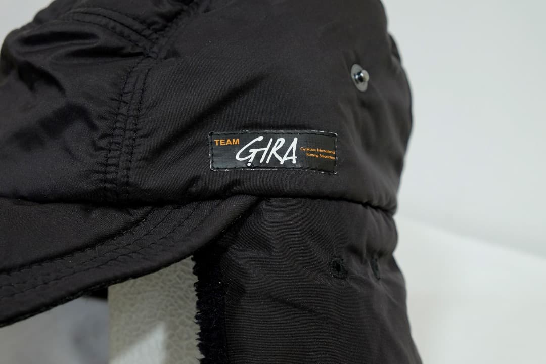 undercover TEAM GIRA 中綿ボアフライトキャップ