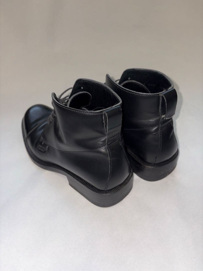 GUCCI ブラックブーツ チェーン装飾付き