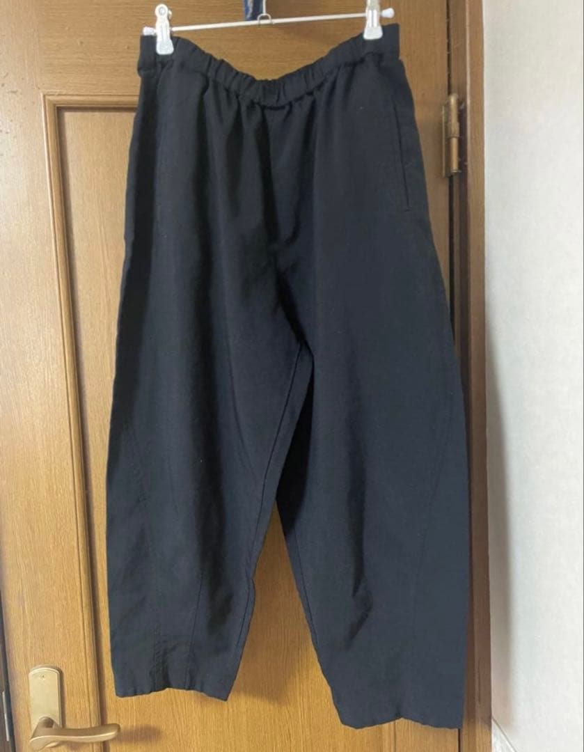 黒いポリエステル製ワイドパンツ BR-P038