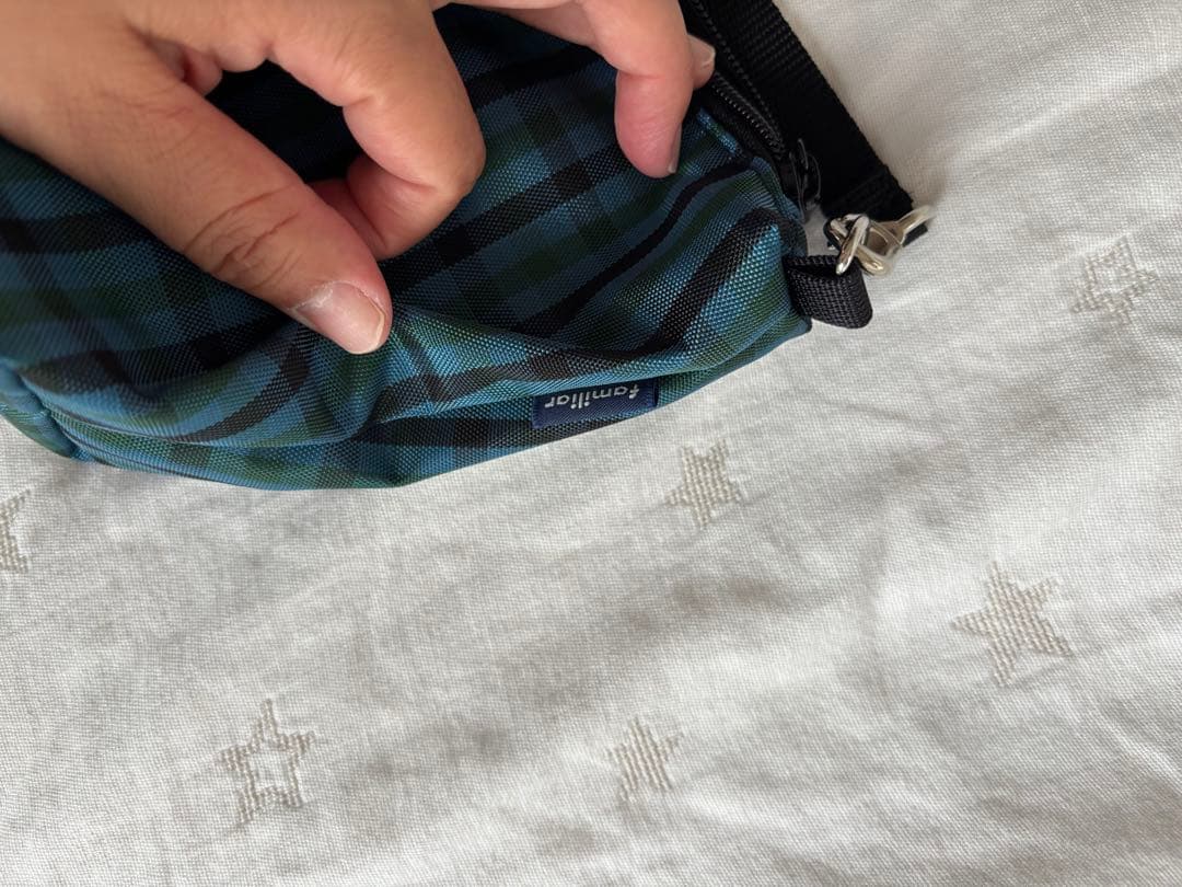 ファミリア　青系ファミリアチェックの舟形ナイロンポシェット