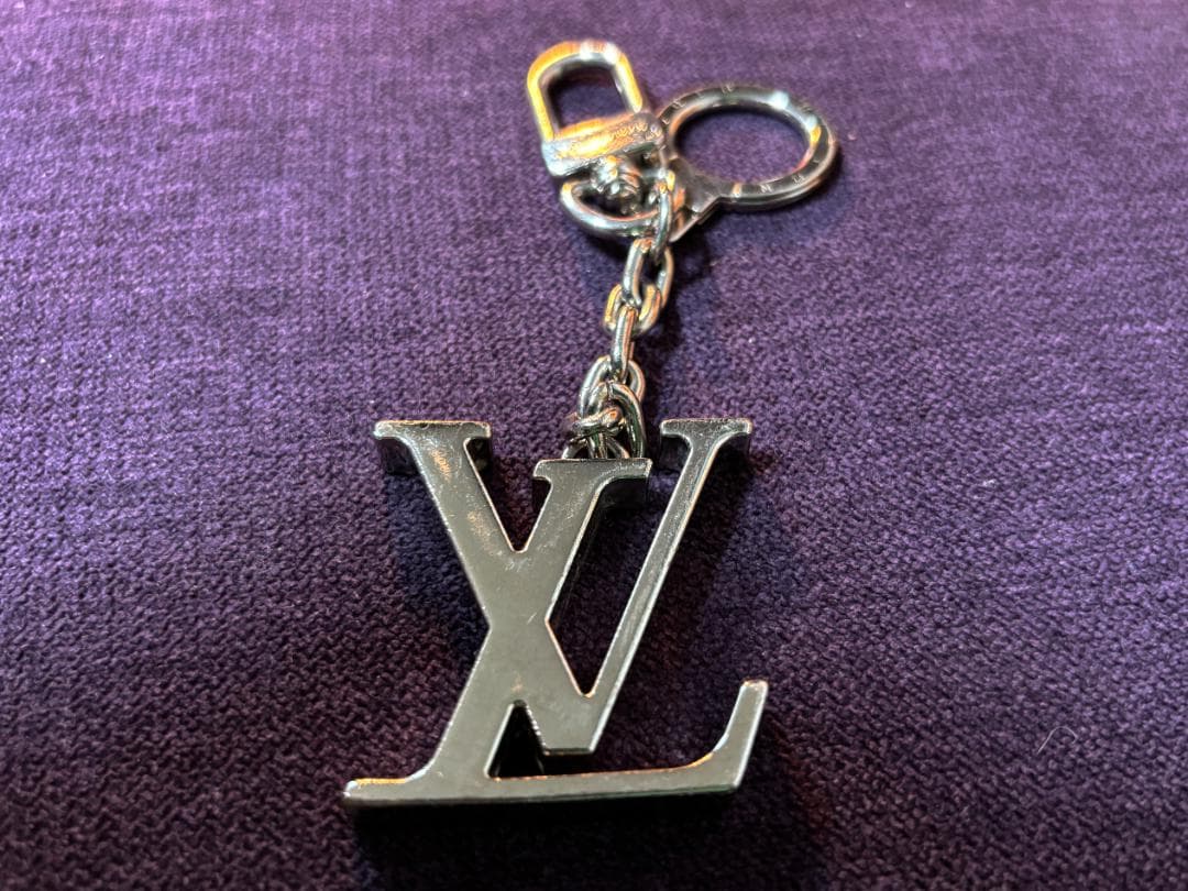 ルイヴィトン キーホルダー バッグチャーム LVロゴ LOUIS VUITTON