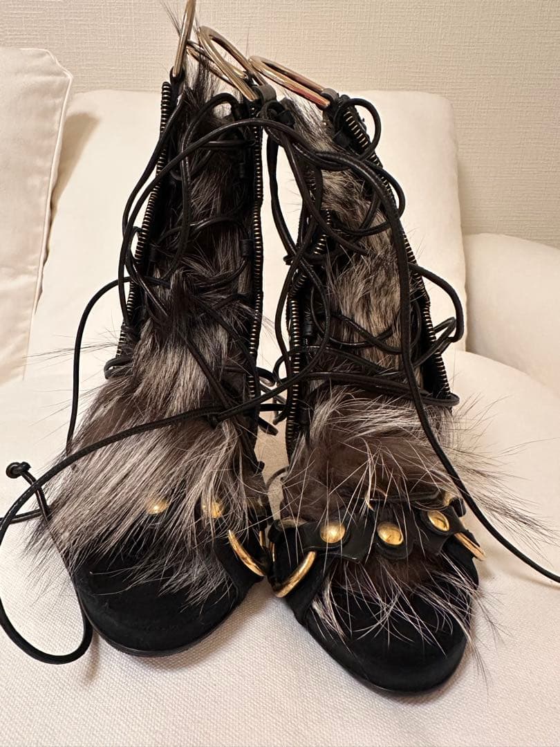 ファー付きレースアップサンダル