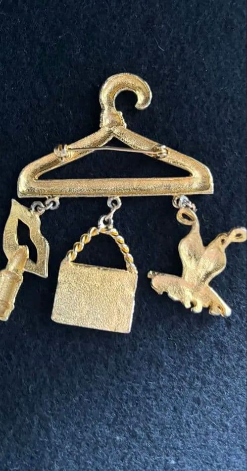 CHANEL ブローチ ハンガー モチーフ　ノベルティ