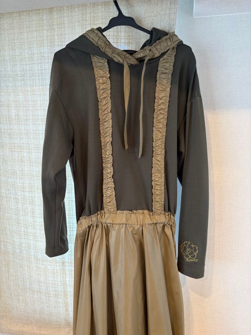 フード付きロングワンピース モスグリーンベージュ