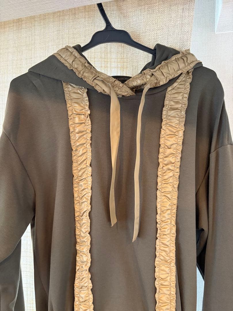 フード付きロングワンピース モスグリーンベージュ